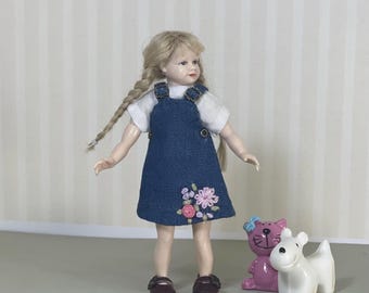 Completo Heidi Ott 1:12 composto da grembiule e camicetta in denim fatti a mano per bambola - Abiti in miniatura ricamati per bambola