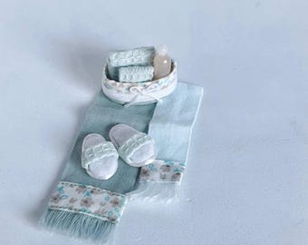 Set di asciugamani in miniatura verde salvia con cestino – Decorazione per bagno in scala 1:12 per casa delle bambole