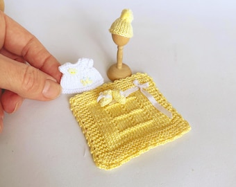 Set di corredino per neonato in miniatura lavorato a maglia, realizzato a mano in scala 1:12, completo per cameretta di casa delle bambole, vestiti realistici per bambole.