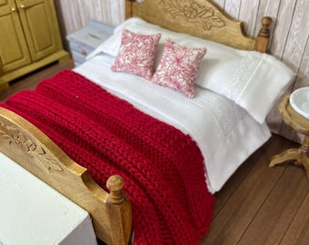 Dollhouse Miniature Bedding Set 1:12, Red Knitted Blanket, Throw and Floral Pillows, Hand-knitted bedspread