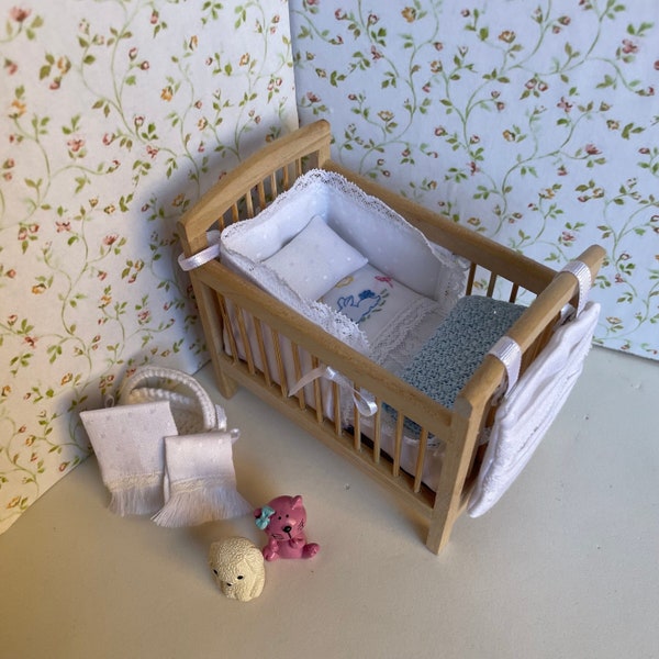 Conjunto de ropa de cuna en miniatura para casa de muñecas, colcha rosa y protector , mini manta de ganchillo, organizador para bebé  1/12