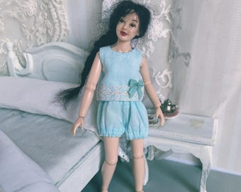 Set pigiama in miniatura verde salvia - Abbigliamento da notte per casa delle bambole fatto a mano, Heidi Ott, scala 1:12