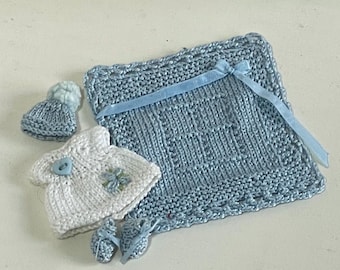 Set di corredino per neonato in miniatura lavorato a mano a maglia, completo per casa delle bambole in scala 1:12, vestiti in miniatura lavorati a maglia, accessori per la cameretta della casa delle bambole