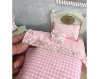 Miniature pink and white checkered children's bedspread with cushions, children's bedroom dollhouse, teddy bears and flowers bedspread 1/12