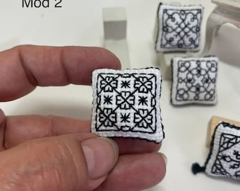 Cuscini decorativi in miniatura per casa delle bambole, ricamati a mano in scala 1:12, con motivi geometrici in bianco e nero.