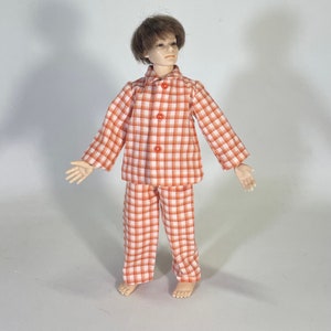 Geruite pyjama voor herenpop. Miniatuur herenondergoed. Shirt en broek. Schaal 1/12. Miniatuur voor poppenhuis, Heidi Ott-mannenpop,