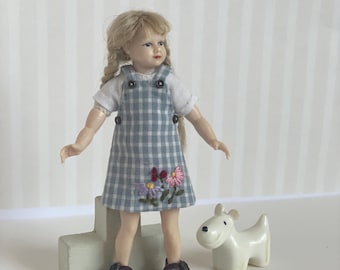 Completo in miniatura composto da grembiule e camicetta ricamati, vestito da bambina per casa delle bambole, abiti Heidi Ott in scala 1:12