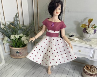 Abito vintage anni '50 in miniatura a pois bordeaux, scala 1:12, abbigliamento retrò per casa delle bambole, stile Heidi Ott.
