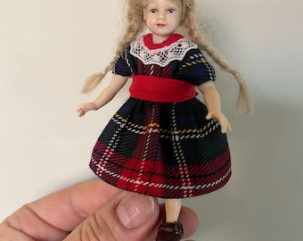 Abito scozzese in miniatura per bambola Heidi Ott, vestiti per casa delle bambole in scala 1:12, mini abito scozzese.