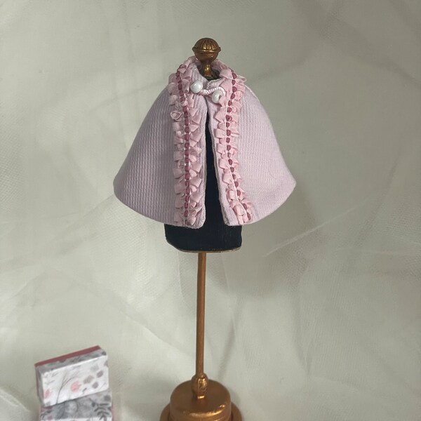 Cape de poupée à l'échelle 1/12. Cape manteau miniature. Châle de dame de maison de poupée. Cape d'époque classique. cap victorien