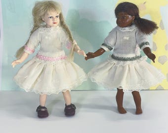 Abito in pizzo per bambola in miniatura per casa delle bambole, scala 1/12, in cotone beige, fatto a mano, per bambole Heidi Ott.