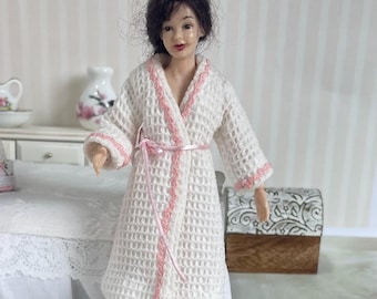 Set in miniatura di accappatoio e pantofole a nido d'ape bianchi, scala 1:12, accappatoio da spa per casa delle bambole, accessorio da bagno fatto a mano.