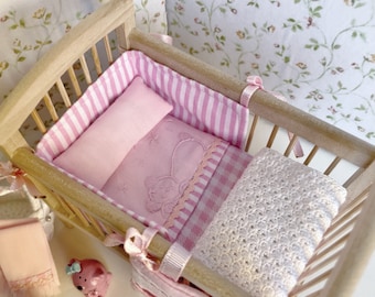 Miniature Crib Bumper and Quilt, Baby Plaid Quilt, Dollhouse Crib Clothes, Blanket, Towels and Organizer 1/12