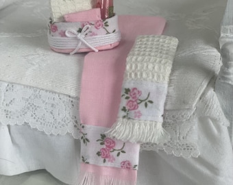 Set di asciugamani da bagno in miniatura con cestino, scala 1:12, accessori per casa delle bambole fatti a mano