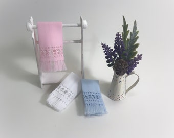 Mini serviette de bain brodée à la main pour votre maison de poupée à l'échelle 1:12.