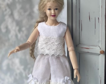 Pigiama in miniatura per casa delle bambole, pigiama in pizzo bianco di Heidi Ott, lingerie fatta a mano in scala 1:12, abiti vittoriani per bambole,
