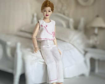 Pigiama in miniatura per casa delle bambole 1:12 Shabby Chic – Set pigiama ricamato, abbigliamento per bambole fatto a mano