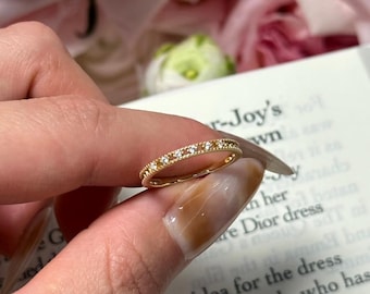 Anillo de media eternidad con moissanita, plata de ley maciza.