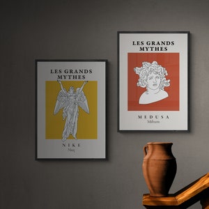 Les Grands Mythes - Póster mitológico - Diosa griega - Estatua del busto griego - Medusa Gorgona - Victoria Samotracia - Arte mural de mediados de siglo
