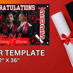 Pode incluir: Uma faixa de gradua&ccedil;&atilde;o preta e vermelha com um logotipo de cavalo vermelho, o texto "Congratulations", "Turner High School", "Class of 2025", "You Did It" e "Tommy Tilman", e duas fotos de graduados. A faixa mede 183 cm por 91 cm.