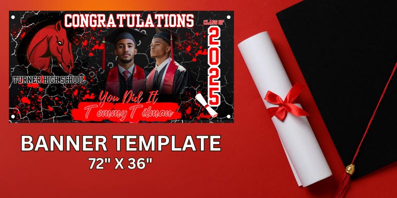 Pode incluir: Uma faixa de gradua&ccedil;&atilde;o preta e vermelha com um logotipo de cavalo vermelho, o texto "Congratulations", "Turner High School", "Class of 2025", "You Did It" e "Tommy Tilman", e duas fotos de graduados. A faixa mede 183 cm por 91 cm.