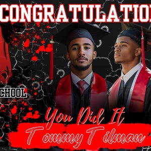 Pode incluir: Uma faixa de formatura vermelha e preta com o texto "Parab&eacute;ns" e "Classe de 2025". A faixa apresenta uma cabe&ccedil;a de cavalo vermelha e as palavras "Turner High School". Dois jovens em becas de formatura s&atilde;o retratados no centro da faixa com o texto "You Did It Tommy T. Ilman".