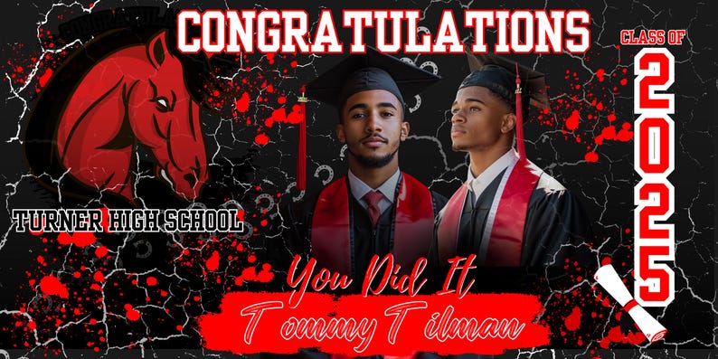Pode incluir: Uma faixa de formatura vermelha e preta com o texto "Parab&eacute;ns" e "Classe de 2025". A faixa apresenta uma cabe&ccedil;a de cavalo vermelha e as palavras "Turner High School". Dois jovens em becas de formatura s&atilde;o retratados no centro da faixa com o texto "You Did It Tommy T. Ilman".