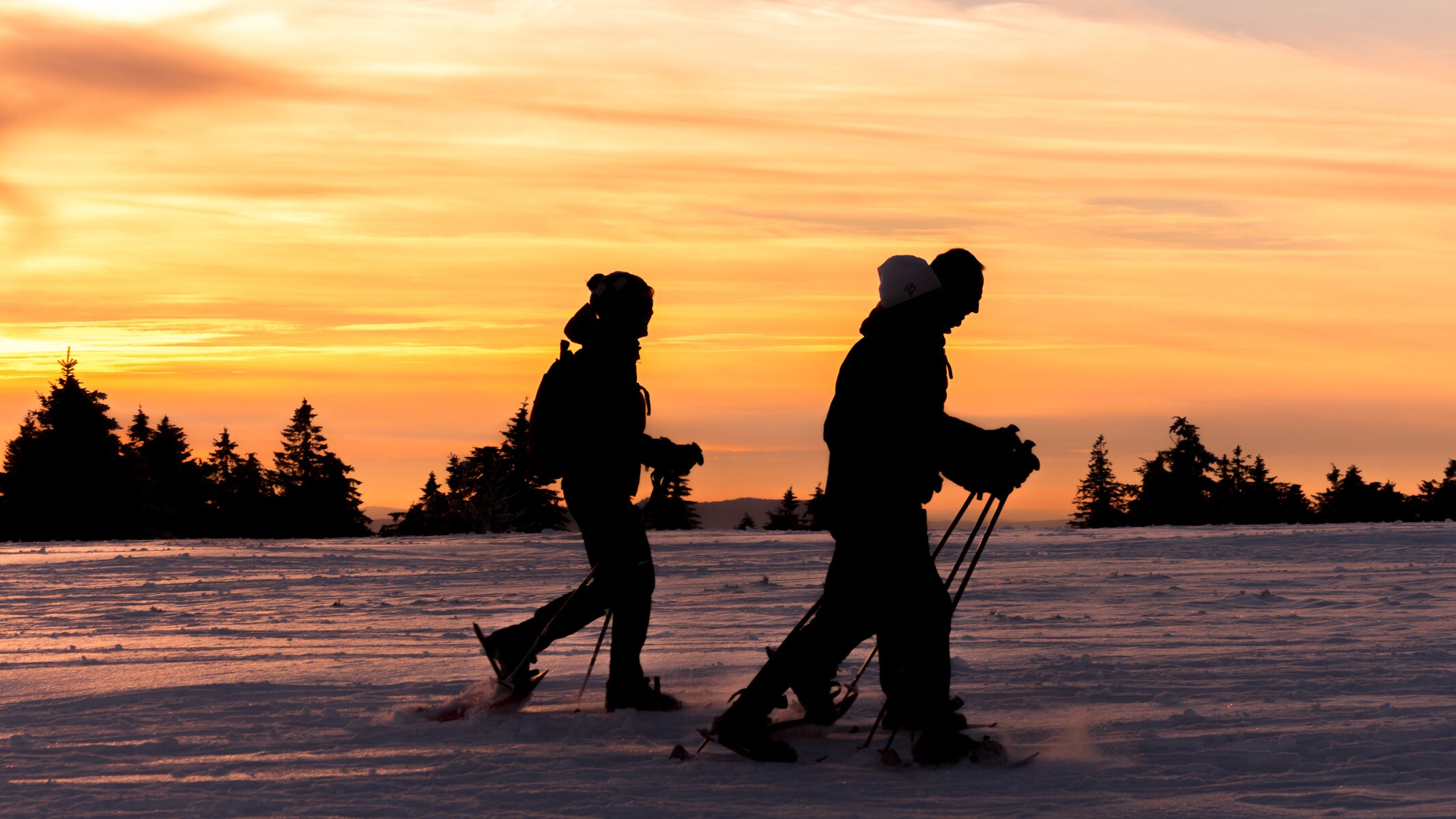 Silhouette de Randonneur Une Soirée d'hiver Au Soleil Couchant Décoration Murale Poster Photo Mat