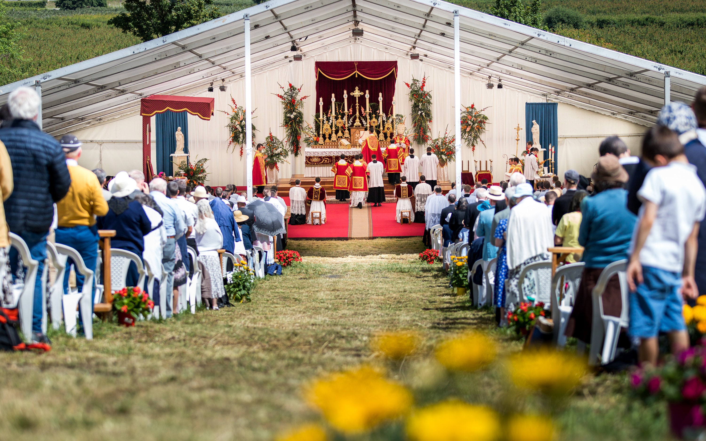 Art Catholique, Photo Imprimée sur Toile d'une Cérémonie d'ordination à Ecône, Dans Le Valais Suisse