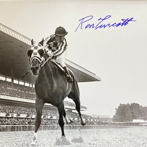 Fotografia 8x10 firmata da Ron Turcotte della Segreteria del BELMONT STAKES.