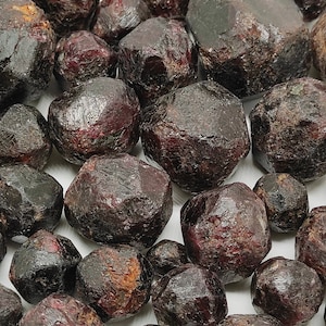 Wholesale Lot Garnet Rough Chunk Stone Healing Mineral Pointed Garnet Crystal Red Almandine Garnet gemstone Natural Garnets Gemstone MV34