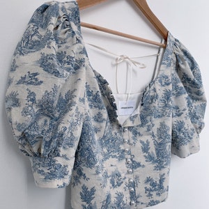 Top Audrey con mangas abullonadas, toile de jouy azul y blusa Toile Jouy roja hecha a mano, hecha a pedido cottage core / Studio.Katya