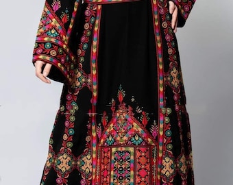 Een geborduurde jurk met zwaar handborduurwerk, een mix van kleuren met een zwarte basis, luxe Palestijnse ontwerp handgemaakt in Jordanië