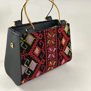 Kleine Tasche aus Stoff, bestickt mit traditionellem, handgefertigtem in Jordanien, palästinensischem Design, One Piece