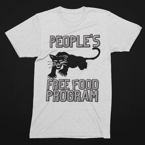 Pode incluir: Uma camiseta branca com um gr&aacute;fico de pantera negra e o texto "PEOPLE'S FREE FOOD PROGRAM" em um contorno cinza.