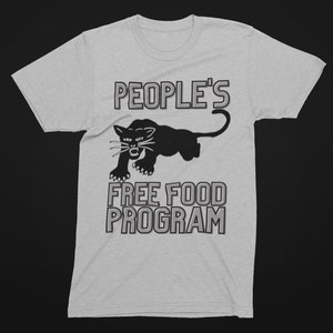 Pode incluir: Uma camiseta cinza com um gr&aacute;fico de pantera negra e o texto "PEOPLE'S FREE FOOD PROGRAM" impresso na frente.