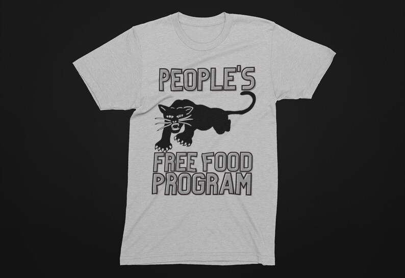 Pode incluir: Uma camiseta cinza com um gr&aacute;fico de pantera negra e o texto "PEOPLE'S FREE FOOD PROGRAM" impresso na frente.