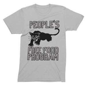 Pode incluir: Uma camiseta cinza com uma silhueta de pantera negra e o texto "PEOPLE'S FREE FOOD PROGRAM" impresso na frente.