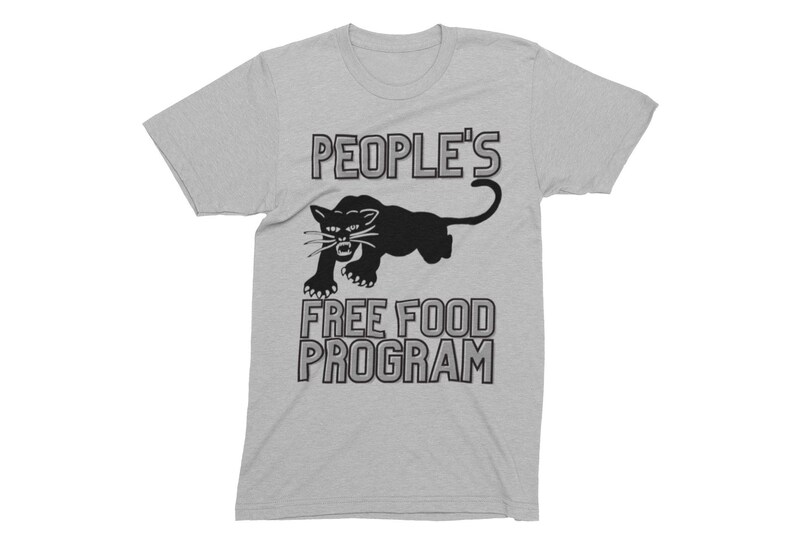 Pode incluir: Uma camiseta cinza com uma silhueta de pantera negra e o texto "PEOPLE'S FREE FOOD PROGRAM" impresso na frente.