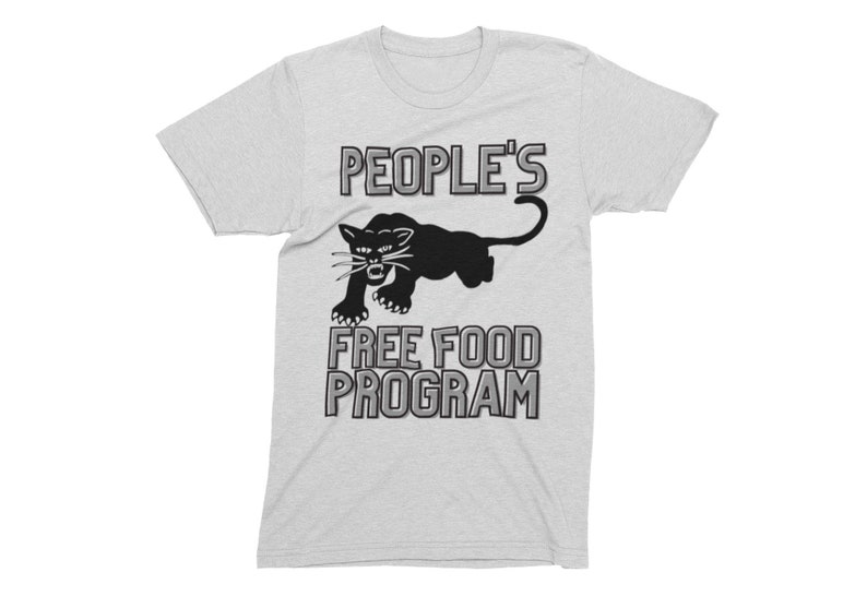 Pode incluir: Uma camiseta cinza com uma silhueta de pantera negra e o texto "PEOPLE'S FREE FOOD PROGRAM" em uma fonte em negrito e com contorno.