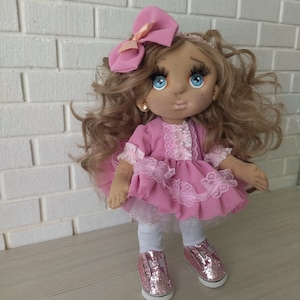 Poupée en tissu fabriquée à la main avec des vêtements uniques - Cadeau de poupée de collection pour les enfants et les collectionneurs - Poupée artisanale pour le jeu et la décoration