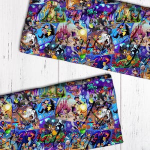 Peut inclure: Deux morceaux de tissu avec un motif de collage vibrant et coloré représentant des personnages de dessins animés, des châteaux et divers éléments fantastiques. Le design incorpore des nuances de violet, de bleu, de vert et de rouge, créant une esthétique fantaisiste et détaillée.