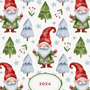Può includere: Un'illustrazione ad acquerello di un motivo ripetitivo con gnomi che tengono luci di Natale, alberi di pino innevati e bacche rosse. L'anno 2024 è scritto in un ovale verde al centro dell'immagine.