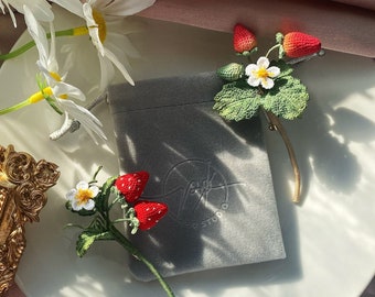 Strawberry Flower Brooch, Crochet Brooch, Handmade Jewellery pin, Floral pin, Fruit Brooch ,Tinycrochet,Micro,Gift,Amigurumi,Knit strawberry