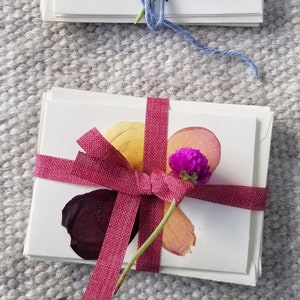 Cartes de notes de fleurs pressées. Véritables pétales de rose. Idéal comme marque-places, numéros de table ou cadeau pour les jardiniers et les amateurs de plantes.