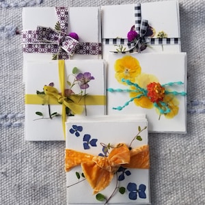 Cartes de notes de fleurs pressées. Ensembles de 4. Hortensias, pensées, fougères et autres plantes. Cadeau pour les jardiniers, les amoureux de la nature