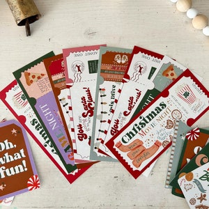 Peut inclure: Un ensemble d'étiquettes cadeaux imprimables sur le thème de Noël avec des motifs rouges, verts et blancs. Les étiquettes présentent des illustrations du Père Noël, d'un sapin de Noël, d'une tasse de chocolat chaud et d'une scène de soirée cinéma. Le texte sur les étiquettes comprend "Soirée jeux", "Soirée pizza", "Vous allez voir le Père Noël", "Soirée cinéma de Noël", et "Portez vos chaussons confortables".