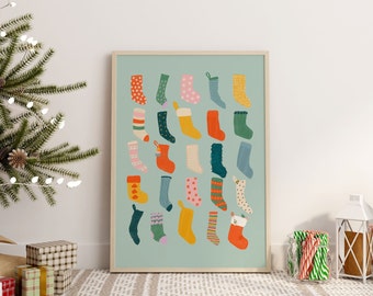 Puede incluir: Una impresión enmarcada de una colección de calcetines navideños coloridos con varios patrones y diseños sobre un fondo azul claro.