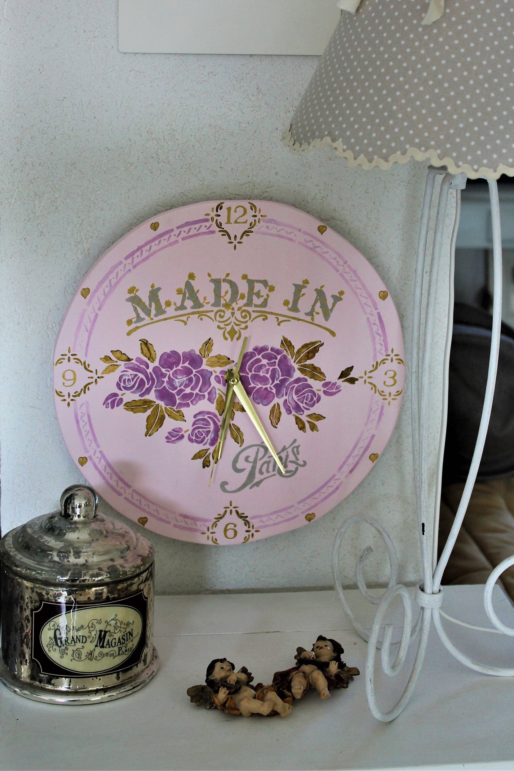 style Campagne Chic Pour Cette Horloge en Bois Peinte à La Main Motif Roses