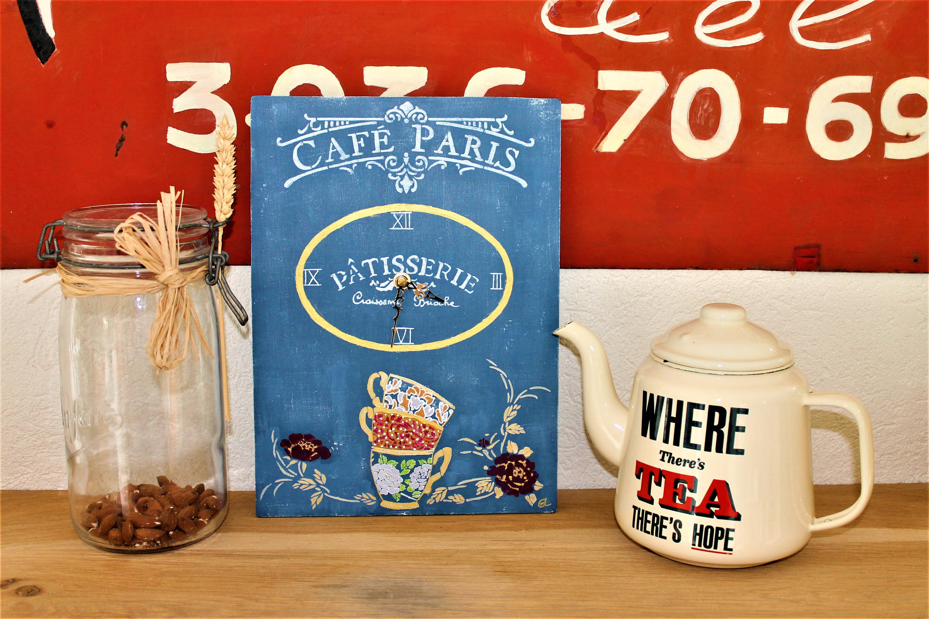 C'est L'heure Du Petit Déjeuner Pour Cette Petite Horloge Bois Peinte à La Main, Style Rétro